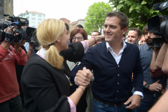 Albert Rivera participa en un homenaje a las víctimas del terrorismo en Ugao-Miraballes (Vizcaya), pueblo de Josu Ternera