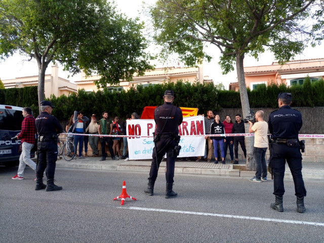 Una treintena de personas se concentra a las puertas del mitin de Abascal al grito de 
