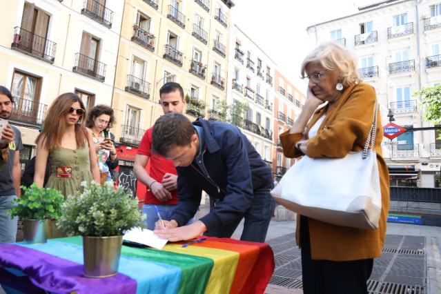 26M.- Carmena pasará la jornada de reflexión comprando hierro para sus limoneros y por la tarde irá al cine