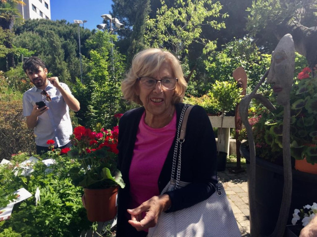 Carmena empieza su jornada de reflexión comprando 