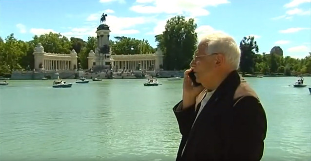 26M.- Josep Borrell Pasa Su Jornada De Reflexión Dando Un Paseo Por El Parque El Retiro De Madrid