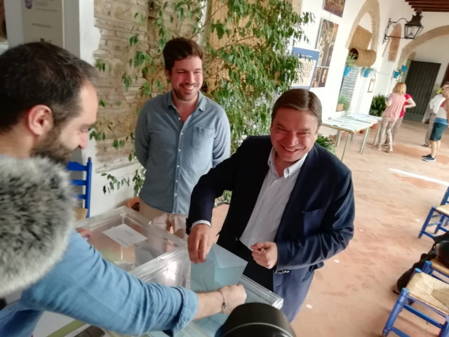 26M.- Planas vota junto a su hijo, candidato del PSOE al Parlamento Europeo, y señala la importancia de la jornada