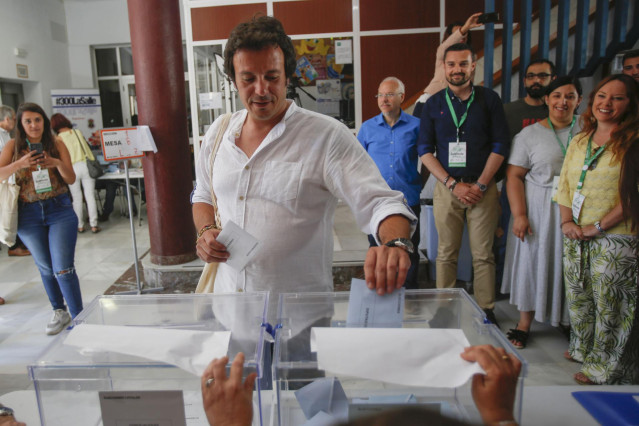 El candidato de Adelante Cádiz a la Alcaldía, José María González 'Kichi' y la coordinadora general de Podemos Andalucía, Teresa Rodríguez, acuden a votar