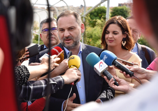 José Luis Ábalos y  Sandra Gómez atienden a los medios en el Parque Central de Valencia