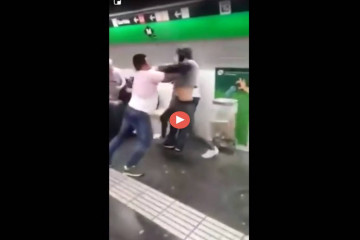 Turista se lía a puñetazos con un carterista en el metro de Barcelona video