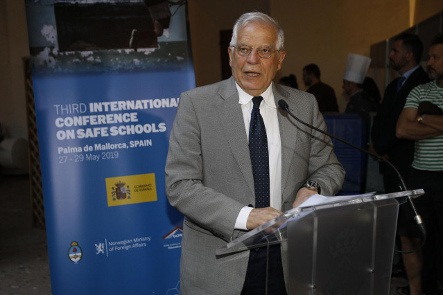 Borrell atiende a los medios antes de asistir a la Tercera Conferencia Internacional sobre Escuelas Seguras
