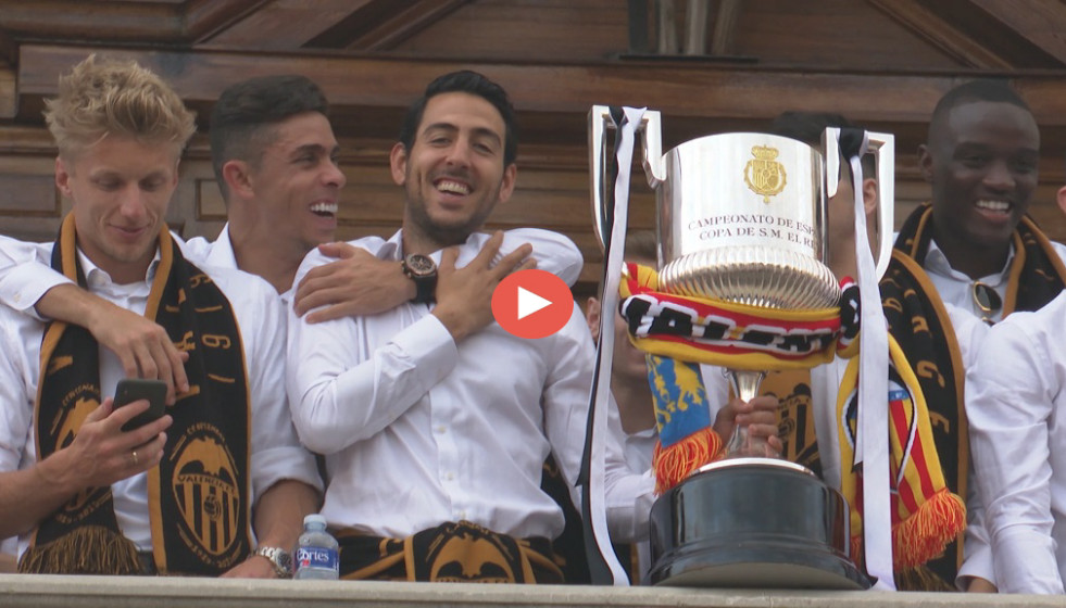 La afición celebra la llegada de la Copa del Rey a Valencia video