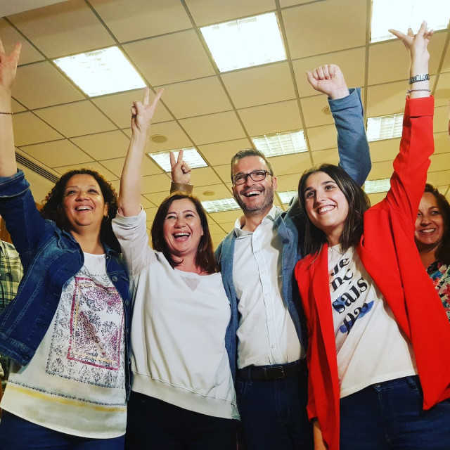 26M-M.- 'We are the champions' suena en la sede del PSIB, donde los militantes celebran la victoria electoral