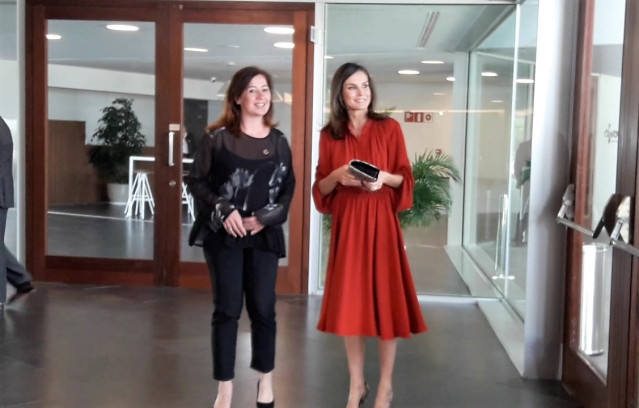 La Reina Letizia recalca en Palma que promover la seguridad en el acceso a la educación 