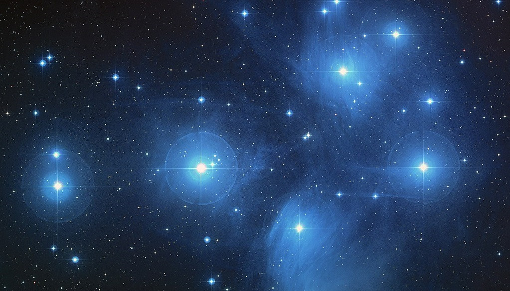 Las Plu00e9yades, un cu00famulo abierto de estrellas en la constelaciu00f3n de Tauro.