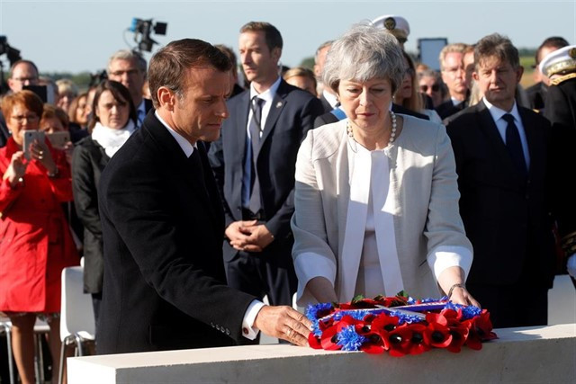 Macron y May homenagean a los soldados cau00eddos en Normadu00eda