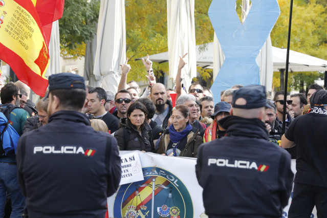 Policías y guardias civiles de Jusapol presionan ante el Congreso por la equiparación salarial