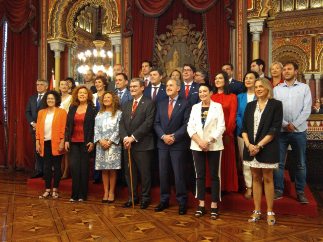 Aburto asume su segundo mandato en Bilbao con el pacto de gobierno cerrado con PSE