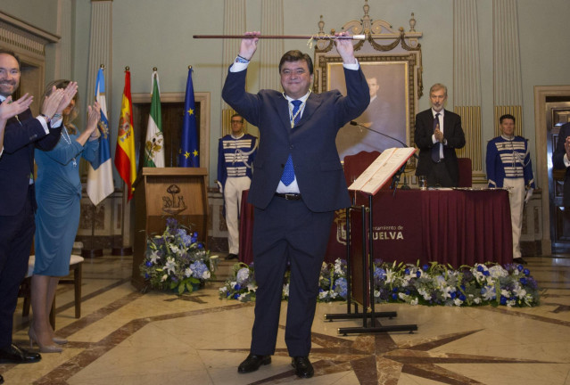 Huelva.- 26M.- Cruz toma posesión como alcalde en su segundo mandato y compromete toda su entrega a 