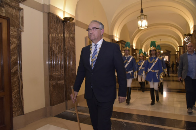 Enrique Maya sale del Ayuntamiento de Pamplona, tras ser elegido alcalde, entre gritos de apoyo y abucheos