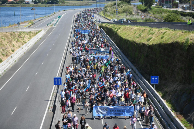 Miles de personas marchan en Pontevedra y Marín para exigir que Ence abandone la