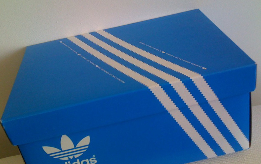 Caja de zapatillas Adidas