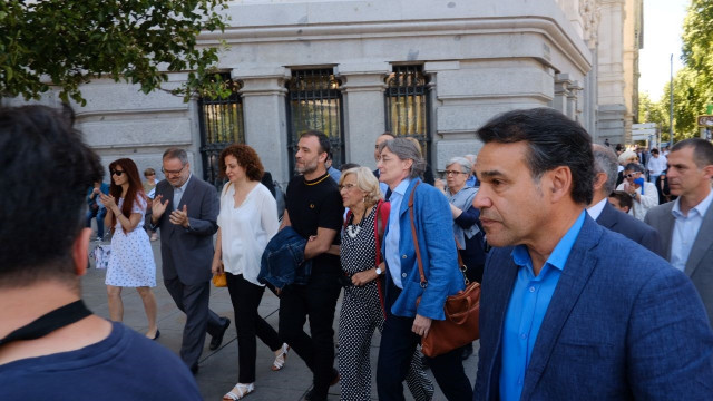 La concejal de Más Madrid Marta Higueras, con la exalcaldesa y varios ediles de la plataforma se dirige a la concentración de apoyo a Manuela Carmena en Cibeles.