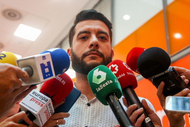 El 'número dos' de Ciudadanos en la Comunidad de Madrid, César Zafra, atiende a los medios de comunicación para analizar la actualidad política en la Sede nacional de Cs ubicada en la Calle Alcalá de Madrid.