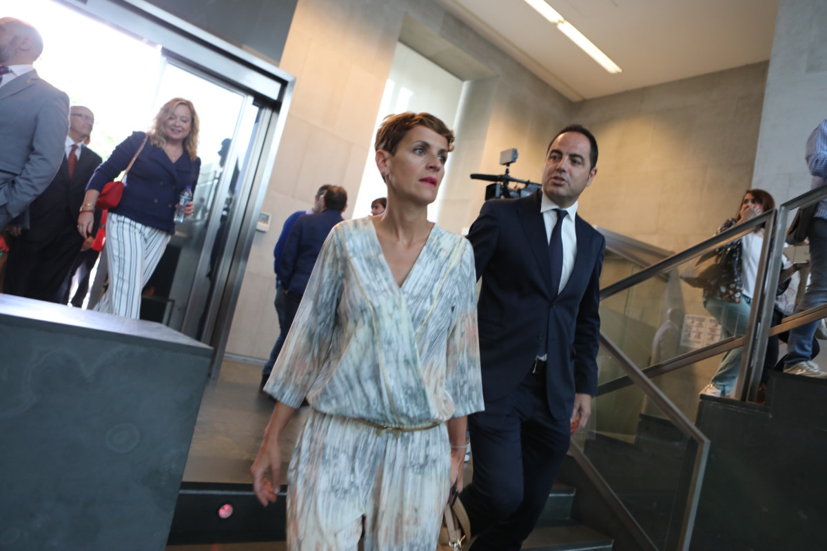 María Chivite y Ramón Alzórriz, del PSN, a su llegada al pleno de constitución del Parlamento de Navarra