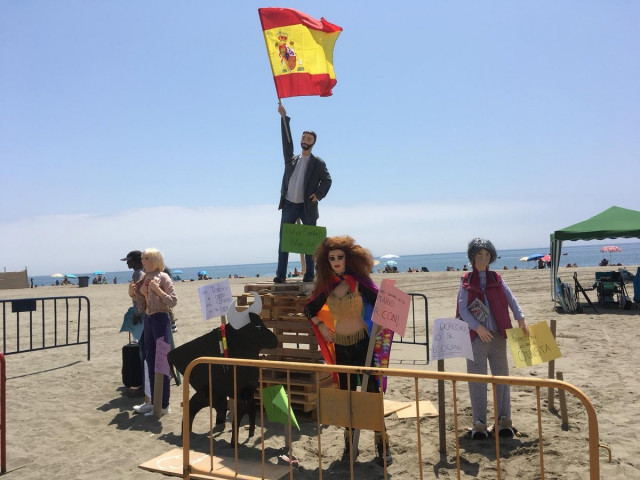 Playa de la rada de estepona júa contrario a Abascal falla san juan noche verano quema denuncia policía