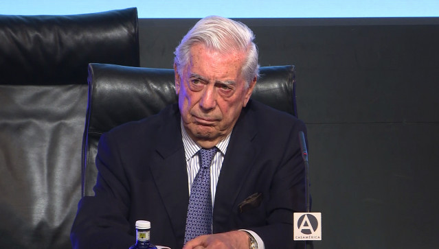 El escritor Mario Vargas  Llosa, durante el foro Atlántico en Casa América.