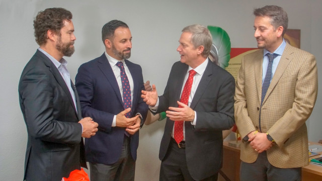 El presidente de Vox, Santiago Abascal, y su portavoz parlamentario, Iván Espinosa de los Monteros, en una reunión con el líder del Partido Republicano de Chile, José Antonio Kast, y el fundador de la formación, Alejandro Martini.
