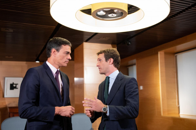 El presidente del Gobierno en funciones, Pedro Sánchez, se reúne con Pablo Casado en el Congreso de los diputados para hablar sobre la investidura el pasado 11 de junio.
