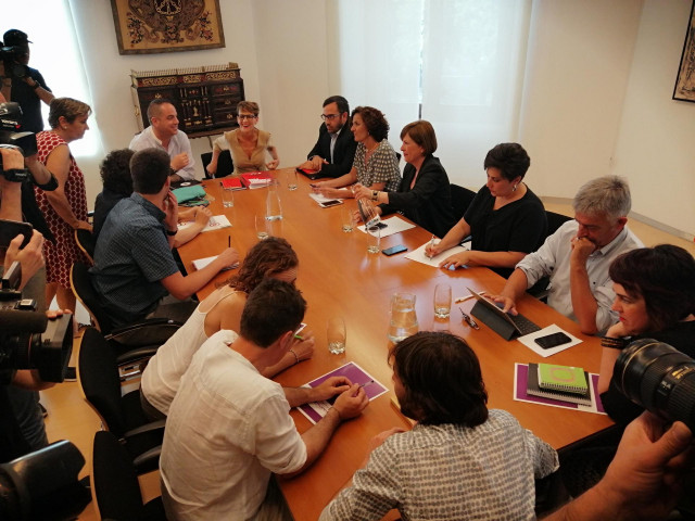 Reunión de PSN, Geroa Bai, Podemos e I-E en el Parlamento para negociar un acuerdo de programa de gobierno en Navarra