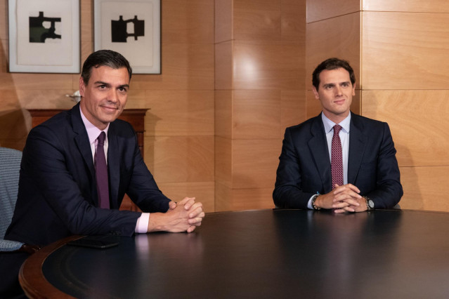 El secretario general del PSOE y presidente del Gobierno en funciones, Pedro Sánchez, se reúne con el presidente de Ciudadanos, Albert Rivera, en el Congreso de los Diputados.