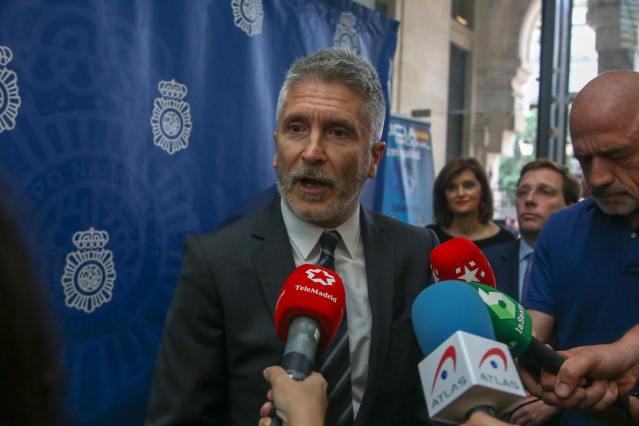 El ministro del Interior en funciones, Fernando Grande-Marlaska, declara a la entrada de la Gala Conmemorativa del 40 aniversario de la incorporación de la mujer a la Policía celebrada en el Palacio de Cibeles de Madrid.