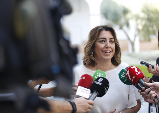 La secretaria general del PSOE-A, Susana Díaz, atiende a los medios de comunicación este miércoles en el Parlamento
