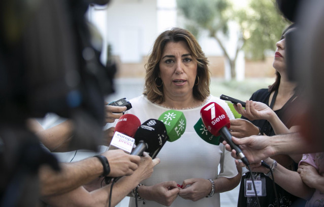 La secretaria general del PSOE-A, Susana Díaz, atiende a los medios de comunicación. En el Parlamento de Andalucía.
