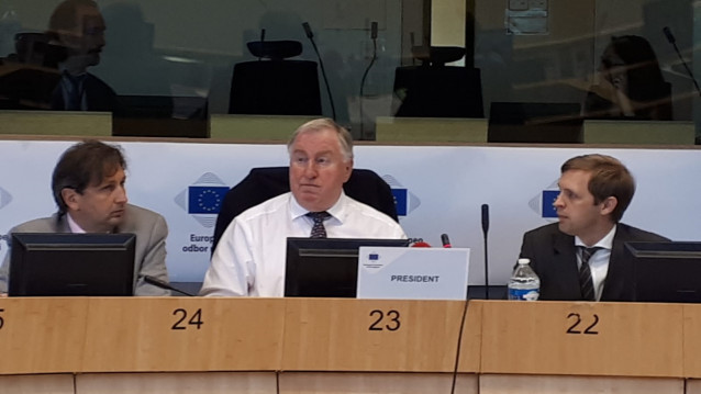 El presidente del Comité Europeo de las Regiones (CdR), Karl-Heinz Lambertz (centro), durante un desayuno sobre las prioridades regionales y locales para el próximo mandato de la UE