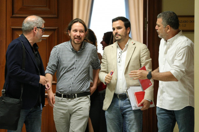 El líder de Podemos, Pablo Iglesias, sale de la reunión de su partido con UGT y CCOO acompañado por el el secretario general de CC.OO, Unai Sordo, y el coordinador federal de IU, Alberto Garzón, en el Congreso de los Diputados de Madrid.
