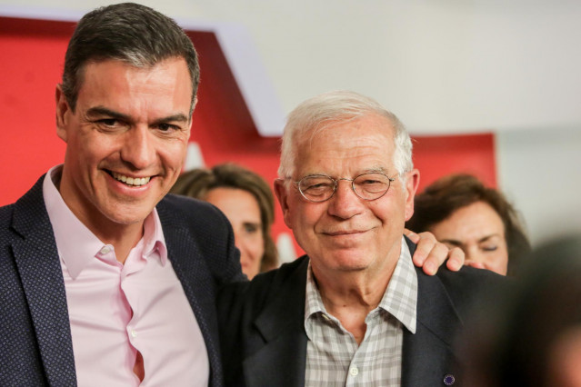 El presidente del Gobierno en funciones, Pedro Sánchez, y el ministro de Asuntos Exteriores, también en funciones, Josep Borrell.