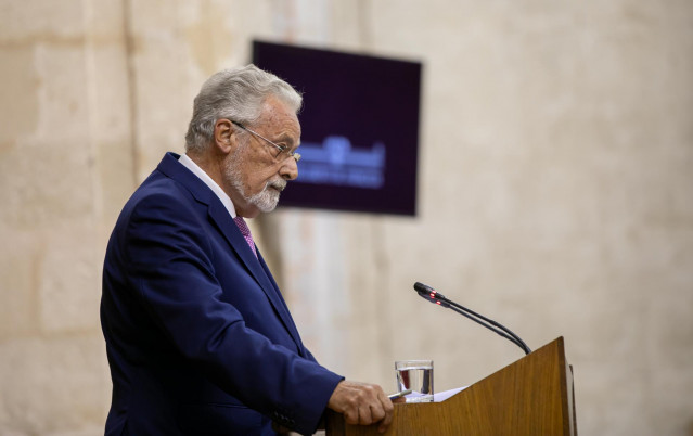Primera jornada del Pleno del Parlamento andaluz. El defensor del Pueblo Andaluz, Jesús Maeztu, interviene en el Pleno del Parlamento de Andalucía.