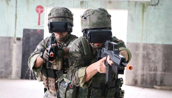 Militares españoles entrenando con el sistema de realidad aumentada