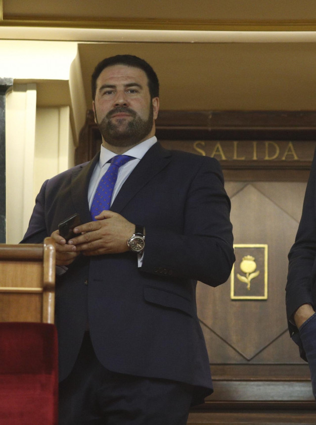 El diputado de EH Bildu Jon Iñarritu en el  hemiciclo del Congreso durante  el homenaje que cada 27 de junio rinde la Cámara a las víctimas del terrorismo. Es la primera vez que un representante de la izquierda abertzale acude a esta ceremonia que se cele