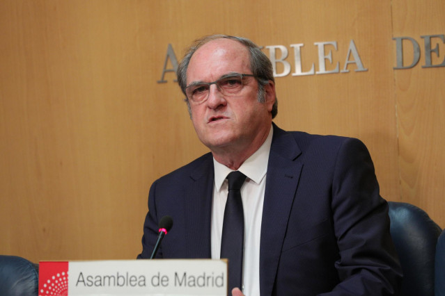 El candidato del PSOE a la Presidencia de la Comunidad de Madrid, Ángel Gabilondo, ofrece declaraciones a los medios de comunicación tras su reunión con el portavoz de Más Madrid en la Asamblea de Madrid, Iñigo Errejón.