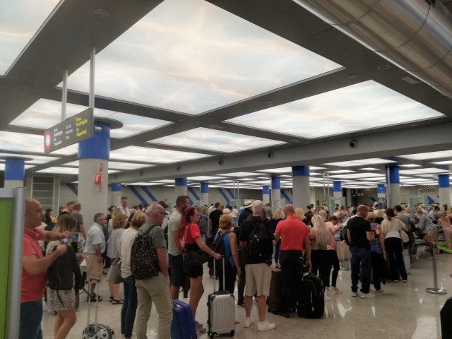 Turistas hacen cola en los controles del aeropuerto de Palma