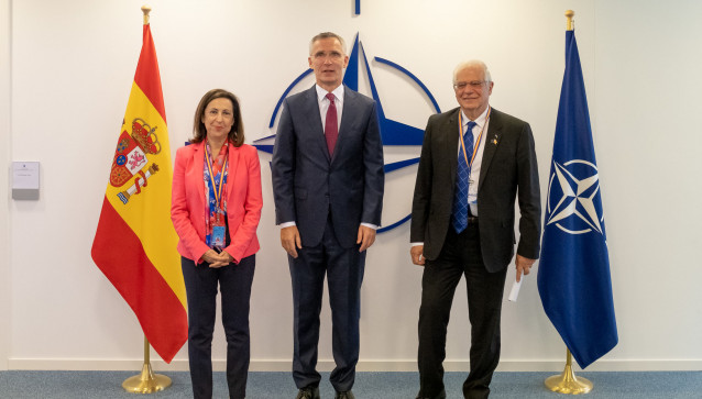HANDOUT - 26 June 2019, Belgium, Brussels: NATO Secretary General Jens Stoltenberg (C) poses for a picture with Spanish Foreign Minister Josep Borrell (R) and Spanish Defence Minister Margarita Robles Fernandez during their meeting on the sidelines of NAT
