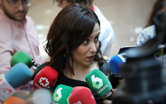 La candidata del PP a la Presidencia de la Comunidad de Madrid, Isabel Díaz Ayuso, ofrece declaraciones a los medios de comunicación a su llegada a la Asamblea de la capital