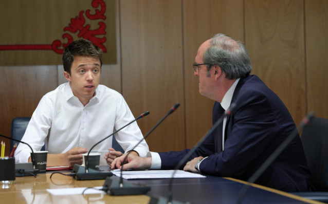El portavoz de Más Madrid, Íñigo Errejón (i) conversa con el  candidato del PSOE a la Presidencia de la Comunidad de Madrid, Ángel Gabilondo (d) durante una reunión en la Asamblea de Madrid.
