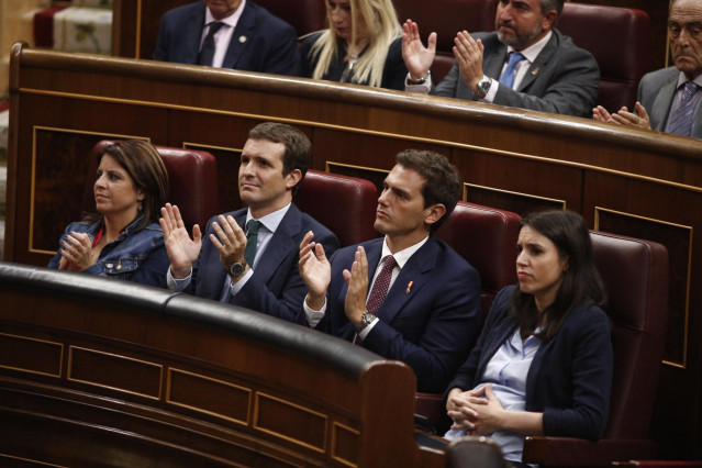 La portaveu d'Unides Podem, Irene Montero (1d) no aplaudeix el discurs de la presidenta de la Fundació Víctimes del Terrorisme i diputada del PP, María del Mar Blanco. Sí ho fan, d'esquerra a dreta, Adriana Lastra (PSOE), Pablo Casado (PP) i Albert Rivera