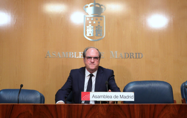 El candidato del PSOE a la Presidencia de la Comunidad de Madrid, Ángel Gabilondo, ofrece declaraciones a los medios de comunicación tras su reunión con el portavoz de Más Madrid en la Asamblea de Madrid, Iñigo Errejón.