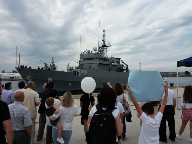 Atraca en Ferrol el 'Serviola' .