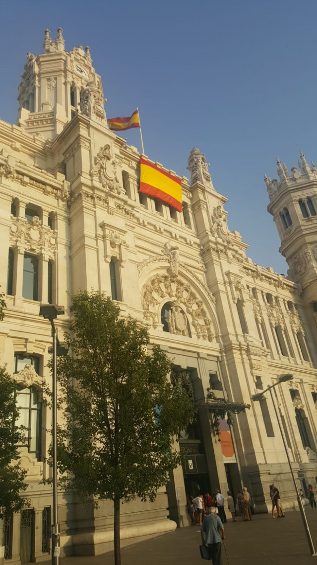 La bandera de España en la fachada de Cibeles