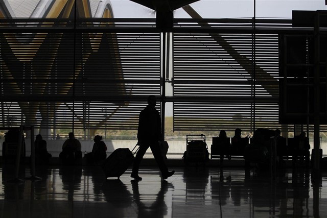 Un viajero en el aeuropuerto de Barajas