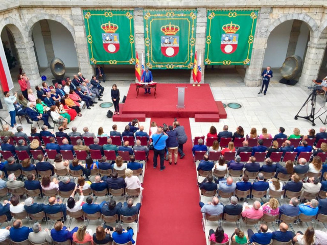 Miguel Ángel Revilla jura el cargo de presidente de Cantabria y toma posesión por cuarta vez en su historia